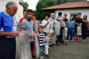 Olazko auzotarrak protestan, euliekin