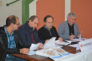 Joseba Iraolagoitia, Jesus Iriondo, Juanjo Txurruka eta Julian Eraso hitzarmena sinatzen gaur goizean egindako ekitaldian.