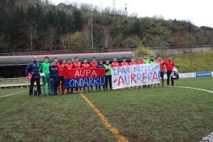 Aurrerako jokalariak, pankartagaz, Zaldupe futbol zelaian.