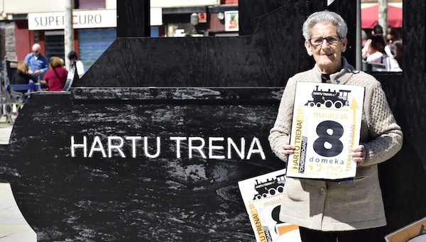 Emakume bat Hartu Trena! photocall-ean bere atxikimendua ematen