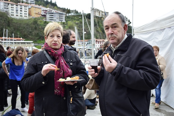 Jendea pintxoak dastatzen, arratsaldean