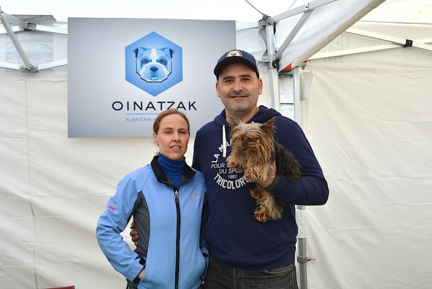 Oinatzak albaitari kontsultakoak euren txakurragaz.