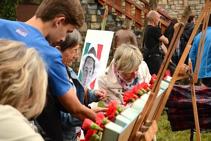 Kaskasen lagun, senide eta herrikideak lorak eskaintzen. Argazkia: Joseba Palenzuela/Mutrikuko Udala