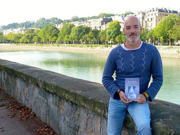 Mikel Etxaburu bere liburu berriagaz, Donostian