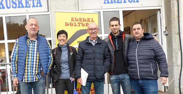 Lizaso, Ibarra, Arrizabala, Lertxundi eta Lersundi, Ondarroako erakusketa areto aurrean