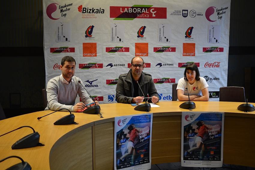Iker Amarika txapelketaren zuzendari teknikoa, Joseba Iraolagoitia Markina-Xemeingo kirol zinegotzia eta Leire Etxaniz pilotaria.