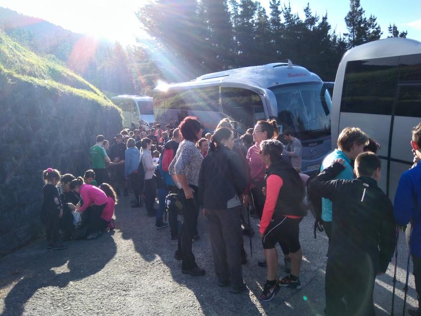 Ibiltariak autobusetatik jaisten Zuberon.