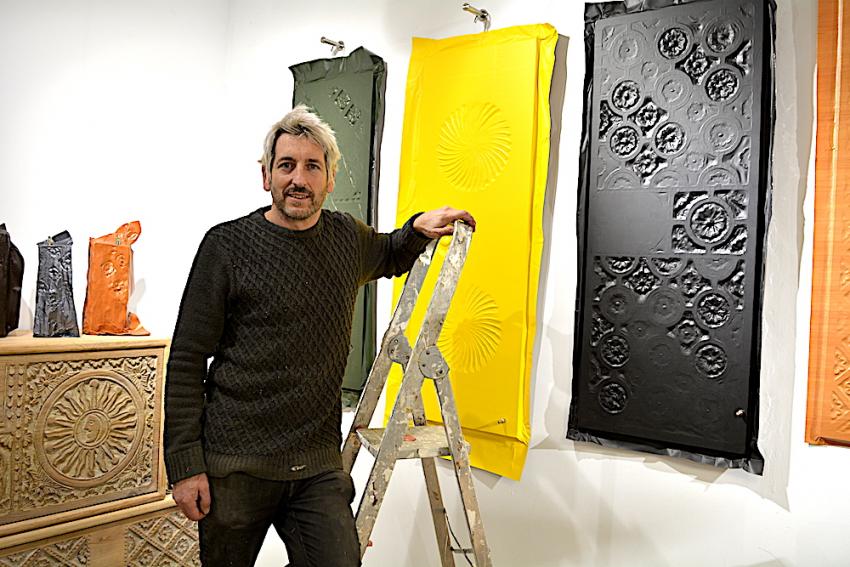 Jose Pablo Arriaga artista 'Hutsean' erakusketa prestatzen.