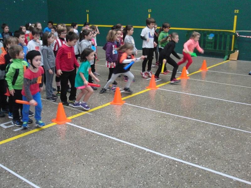 Atletismoko probak egin dituzte ume eta gazteek aurtengo ikasturteko multikirol topaketen baitan. Argazkia: Lekeitioko Udala