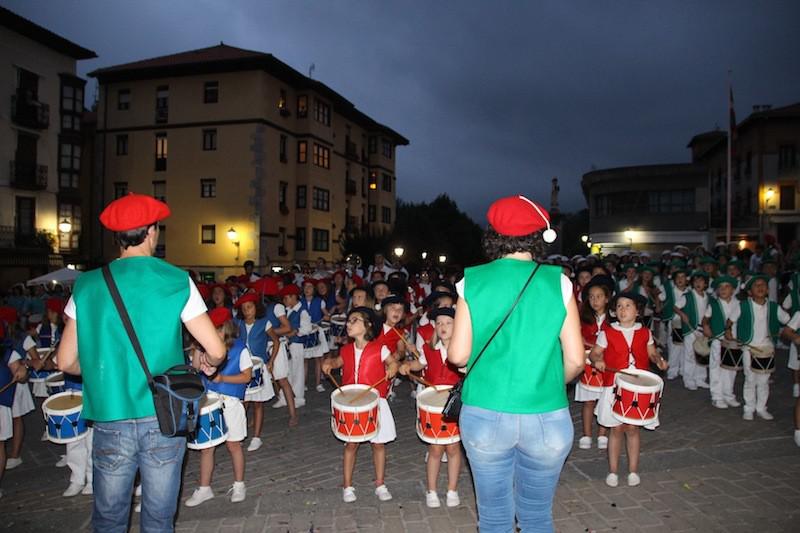 Danborradako parte hartzaileak udaletxe aurrean jotzen.