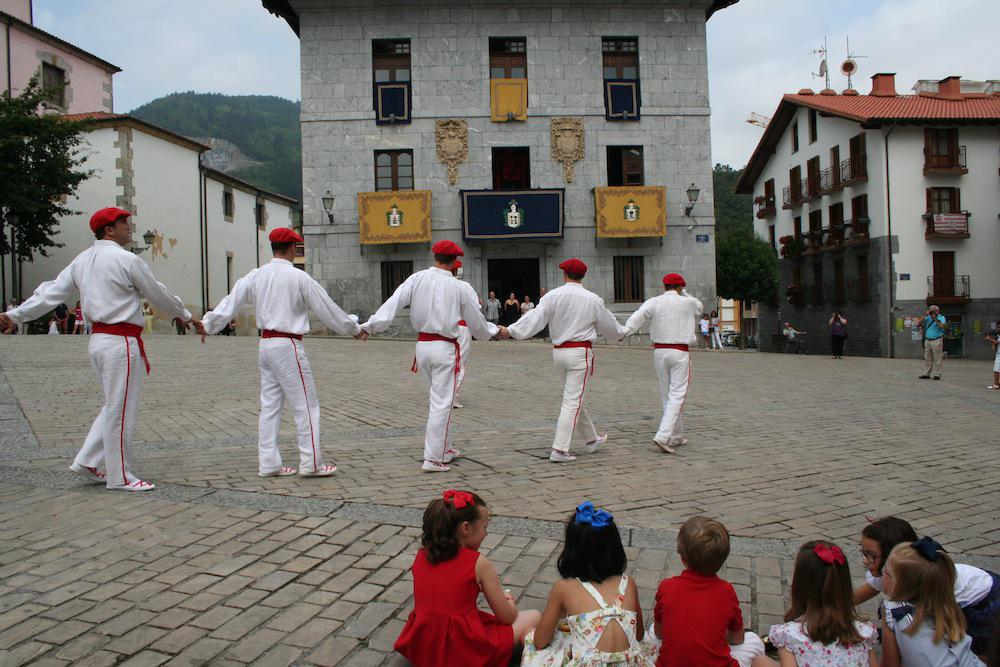 Aurreskua, Goiko Portalean.