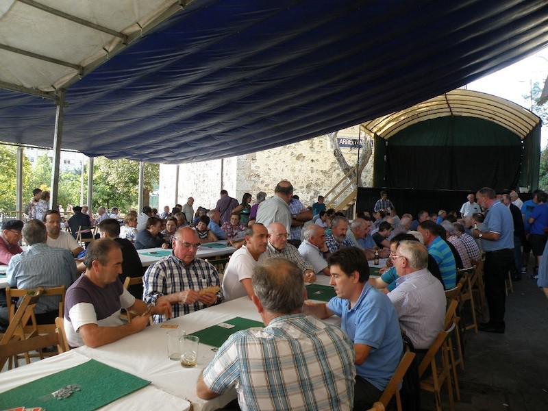 Arretxinagako plazan jarriko dituzten mahaietan izango da afaria mus eta briska txapelketen ondoren.