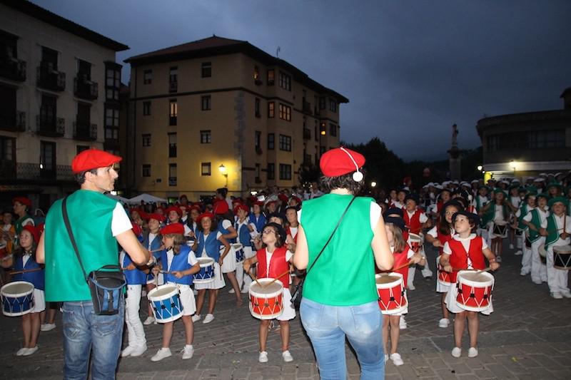 Guraso elkarteak danborrada antolatzen du urtero.