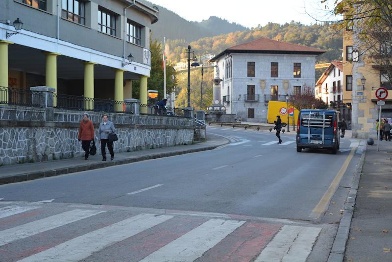 Plazabarripe aurreko errepidea.