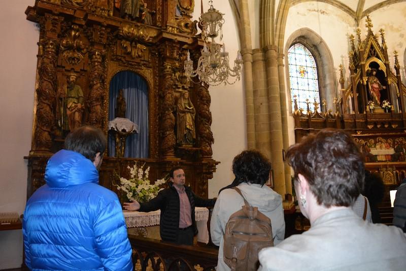 Juan Manuel Gonzalez Cembellin Jasokundeko Andra Maria Basilikara egin den bisita gidatuan.