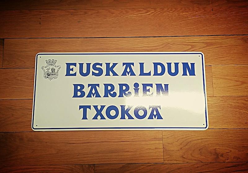 Euskaldun Barrien Txokoa plaka. Argazkia: Lekeitioko Udala