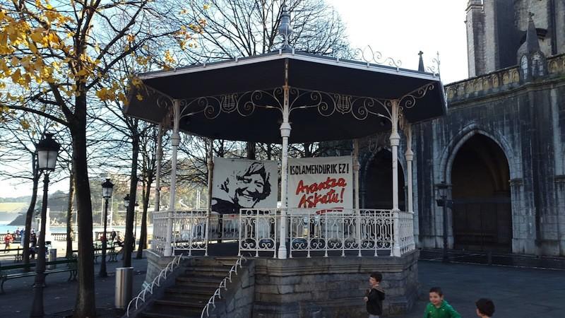 Arantza Zuluetaren isolamendua salatzeko pankarta jarri zuten haren lagunek Lekeitioko kioskoan. Argazkia: Arantza Zuluetaren Lagunak