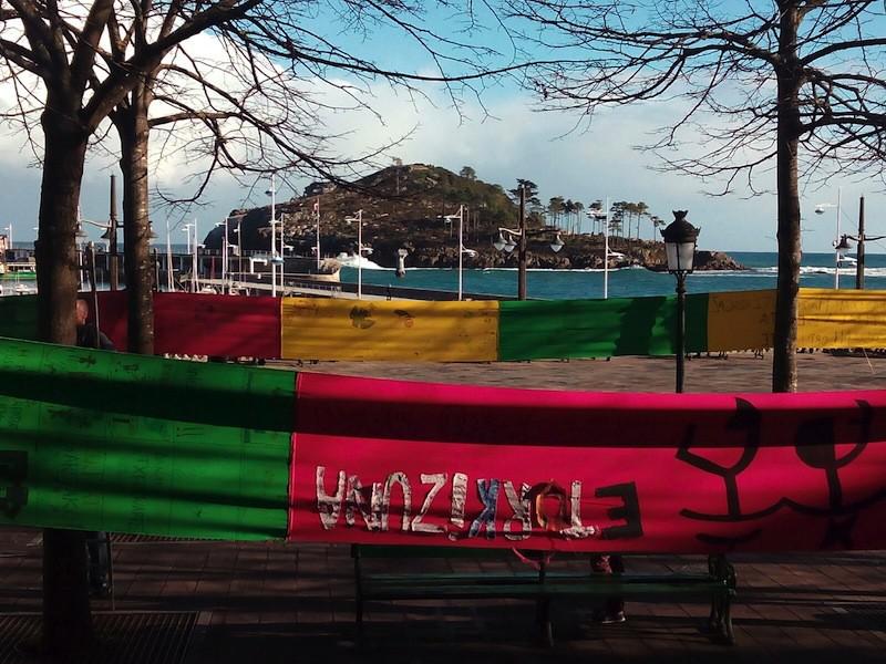 Independentzia plaza koloretako oihalekin apainduta. Argazkiak: Koldo Leniz