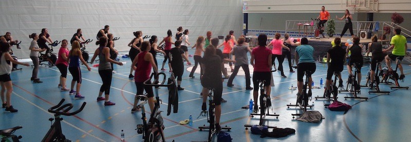 Jendea zoomba-bike egiten Lekeitioko kiroldegian.