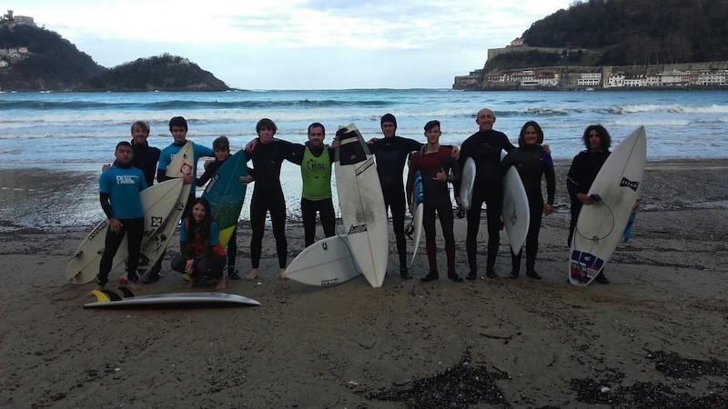 AOST eta Patris taldeetako surfistak domekako jardunaldia hasi aurretik. Argazkia: AOST