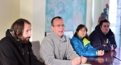 Josu Arrizabalaga, Ondarroako alkatea, dimisioaren berri ematen, udal ordezkariekin, gaur, udalbatzar aretoan.