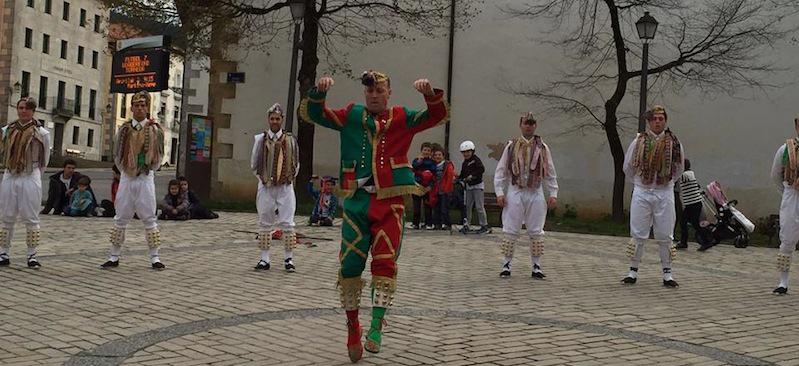 Zerutxuko nagusiak dantzan, udaletxe aurreko plazan. Argazkia: Zerutxu