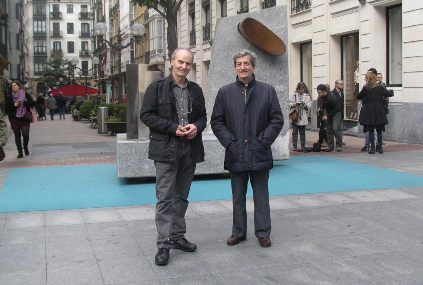 Mikel Lertxundi, 'Toparri II' eskulturaren aurrean.