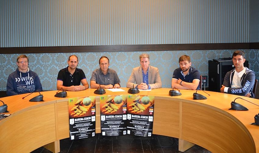 Markina-Xemeingo Esku Pilota taldeko ordezkaria, Joseba Iraolagoitia kirol zinegotzia, Juanjo Txurruka Markina-Xemeingo alkatea, Rafa Etxeberria Asegarceko kudeatzailea eta Pablo Berasaluze eta Mikel Urrutikoetxea pilotariak, gaur goizeko aurkezpen ekitaldian.