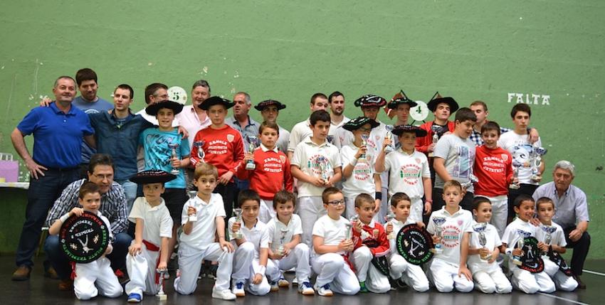 Markinako 39. esku pilota txapelketako finalistak eta antolatzaileak txapelketaren amaieran.