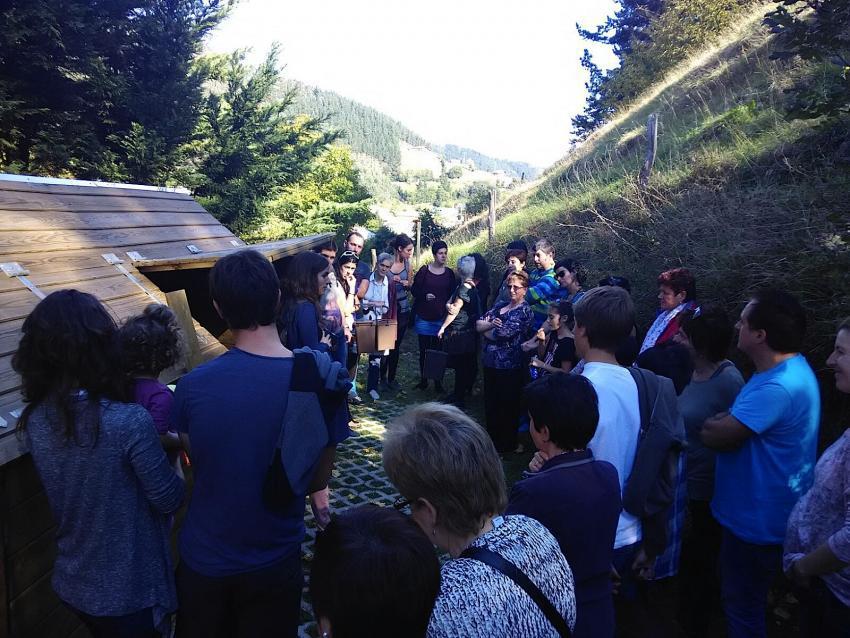 Herritarrak, konposta egiteko ikastaroan, Berriatuan. Argazkia: Berriatuko Udala.