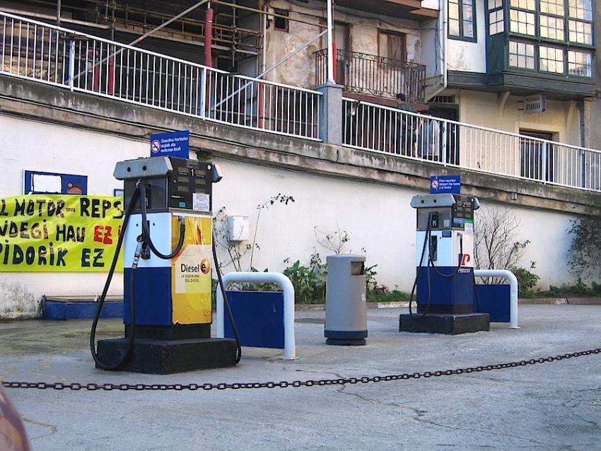 Lekeitioko gasolindegi zaharrsa. 2005ean zeuden gasolina hornigailuak.
