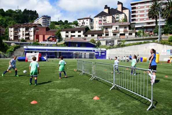 Gaztetxoak San Miguel futbol zelaian entrenatzen