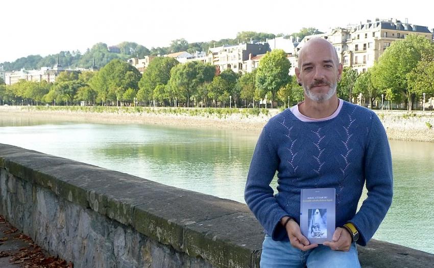 Mikel Etxaburu bere liburu berriagaz, Donostian