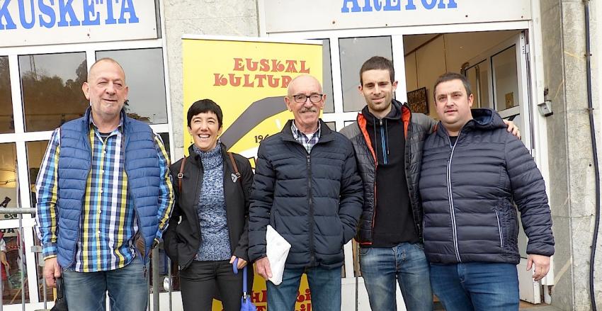 Lizaso, Ibarra, Arrizabala, Lertxundi eta Lersundi, Ondarroako erakusketa areto aurrean