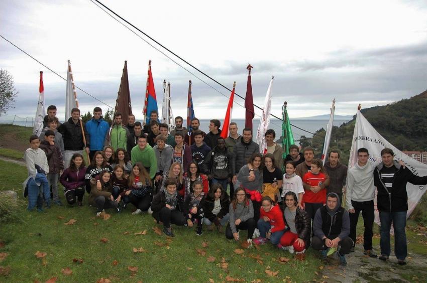 Ondarroa Arraun taldeko kideak banderak sorbalda gaineran hartuta, Antiguan