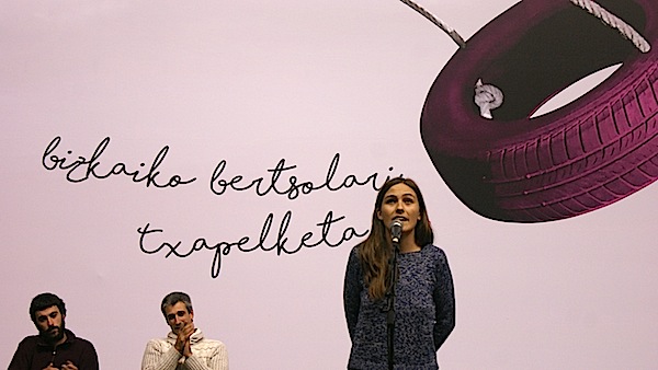 Nerea Ibarzabal Zaldibarko kanporaketan kantuan. Argazkia: Bertsozale elkartea