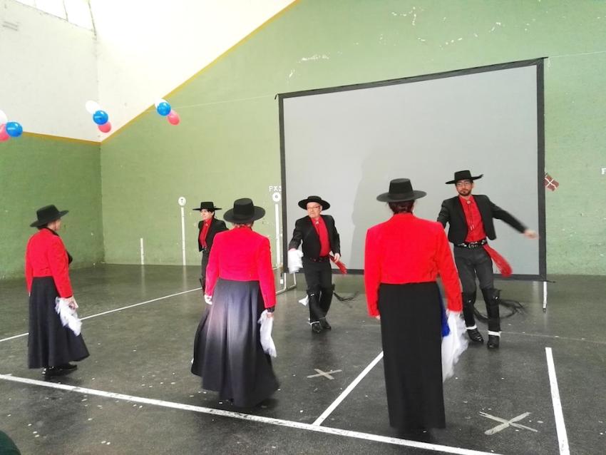Chile Lindo taldea dantzan frontoi txikian.