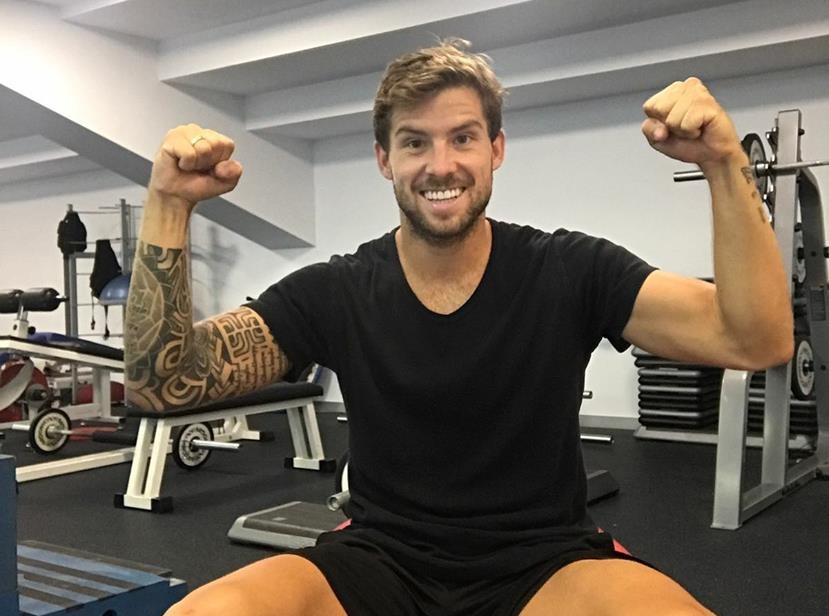 Inigo Martinez gimnasioan kamarara begira