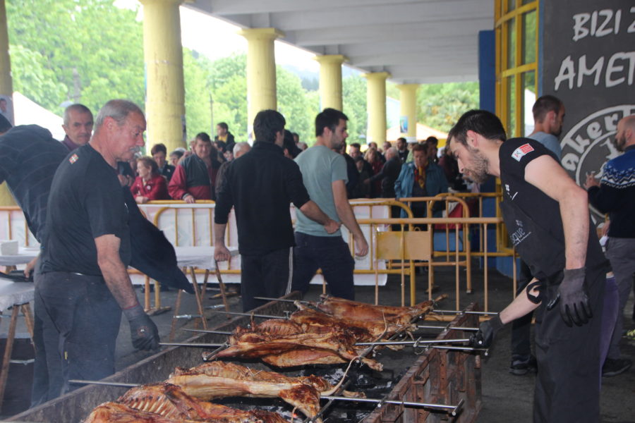 Bi ordu eta erdiz erre dituzte bildotsak