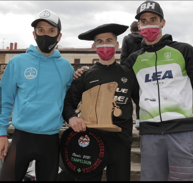 Amandarriko Beñat Arnaiz Euskadiko Duatloi Txapelketaren podiumean
