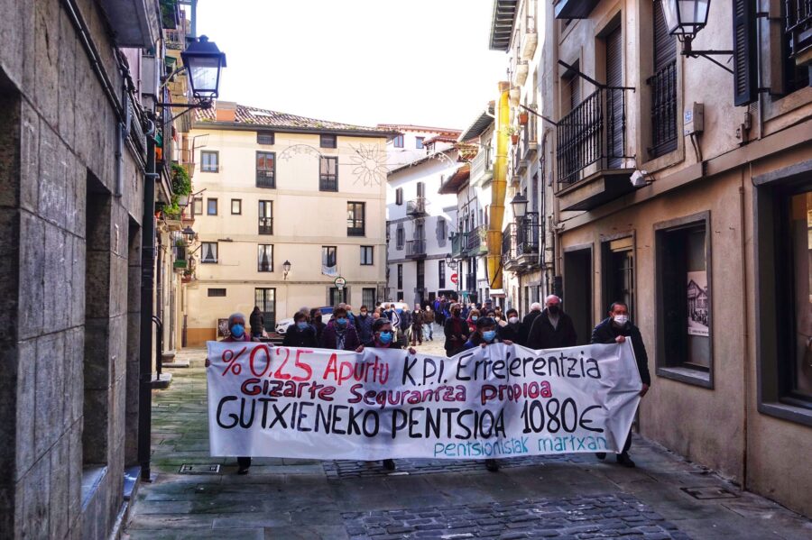 Manifestazioa egin dute Lekeition, pentsio duinak eskatzeko