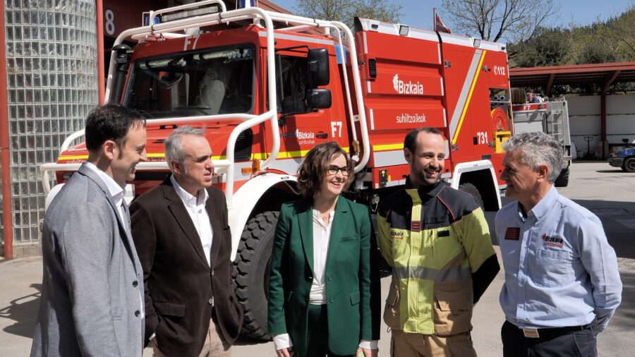 Markina-Xemeingo suhiltzaileen kamioi berriaren aurkezpenean. Tartean Luis Egurrola herriko alkatea eta Elixabete Etxanobe diputatua.