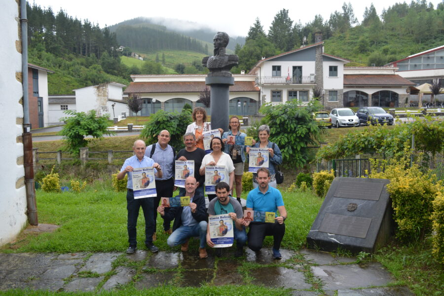 Simon Bolivar Museoaren aurrean, Asisko Urmenetaren erakusketaren aurkezpenean.