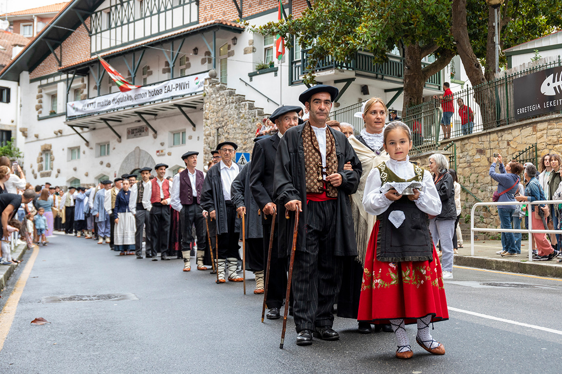 Euskal ezkontzako ume zein nagusiak Lekeitioko kaleetan zehar. Argazkia: Kiñuka.