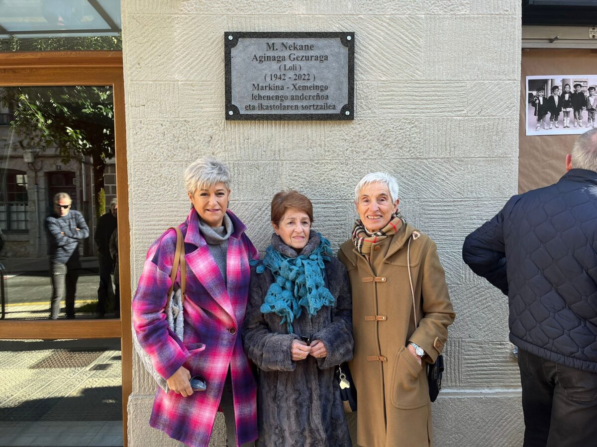 Atzean, Nekane Aginagaren plaka. Aurrean, ezkerretik eskumara: Mari Eli Ituarte (Markina-Xemeingo udaleko Euskara eta Kultura zinegotzia), Garbiñe Arrate eta Begoña Isasi. Argazkia: Markina-Xemeingo Udala.