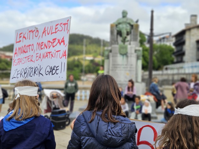 "Kalitatezko osasun arreta" aldarrikatzeko giza katea egin dute Lekeition, SOS haur eta emakumeak mugimendu herritarrak deituta. Argazkia: Saioa Karkamo.