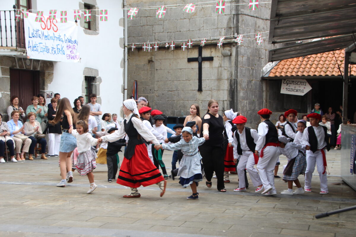 Arta-Nagusiren dantza emanaldia Amorotoko San Martin Egunean.