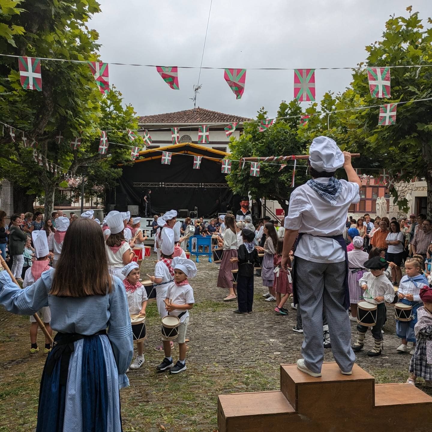 Uztaileko festa giroa luzatzera datoz Santiago eta Santa Ana jaiak