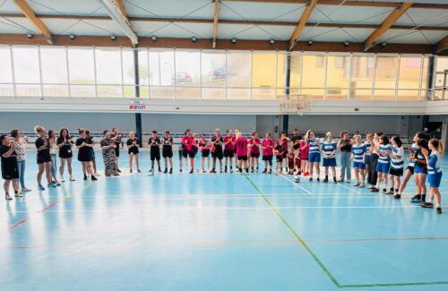 Paskualitak eta Amuma Makurrak taldeak areto futbolean jokatzen