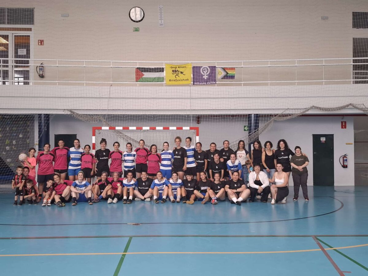 Paskualitak eta Amuma Makurrak taldeak areto futbolean jokatzen